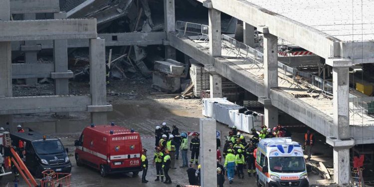 Crollo in un cantiere del supermercato Esselunga a Firenze (Ansa)