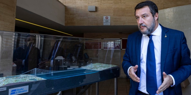 Il ministro delle Infrastrutture Matteo Salvini esce dalla sede della società Stretto di Messina (Foto: ANSA/MASSIMO PERCOSSI, 2023)