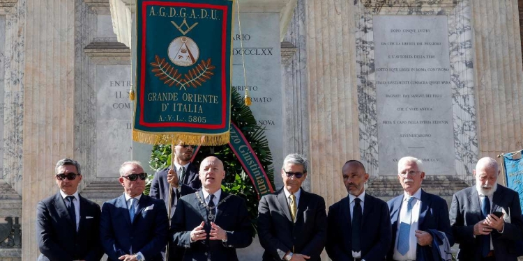 Il gran maestro del Grande Oriente, Stefano Bisi alla cerimonia di commemorazione del 152° anniversario della breccia di Porta Pia nel 2022 (Ansa, Giuseppe Lami)