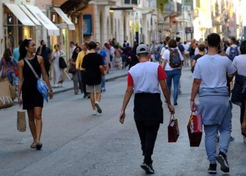 Shopping in via del Corso a Roma (Ansa)