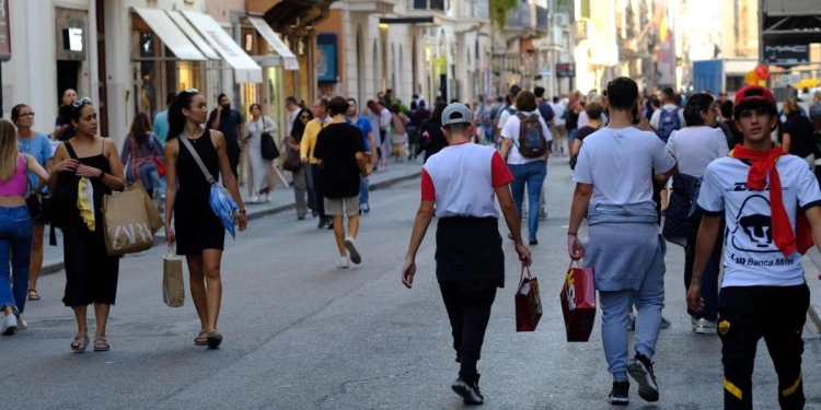 Shopping in via del Corso a Roma (Ansa)