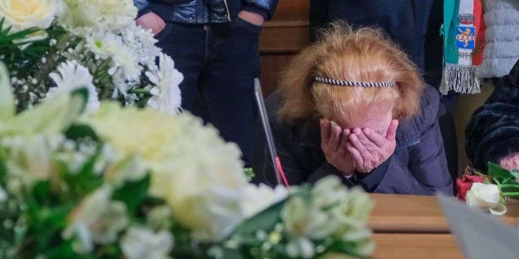 Elisabetta Cassano, nonna di Antonella Salamone morta nella strage di Altavilla Milicia, piange sulle bare dei nipoti (Ansa)