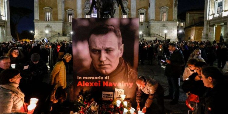 Fiaccolata per Aleksej Navalny in Campidoglio a Roma (Ansa)