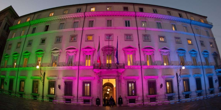 Palazzo Chigi illuminato in occasione della Giornata internazionale delle malattie rare (Ansa)