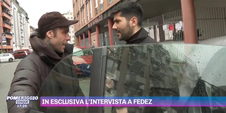 Fedez a Pomeriggio Cinque screenshot tv 2024