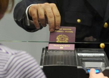 Il rilascio del passaporto elettronico (Ansa)