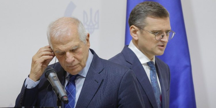 Josep Borrell, Alto Rappresentante Ue per gli affari esteri, e Dmytro Kuleba, ministro degli Esteri dell'Ucraina (Foto: Ansa, 2024)