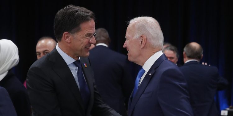 Mark Rutte con Joe Biden al vertice Nato di Madrid, 29-30 giugno 2022 (Ansa)