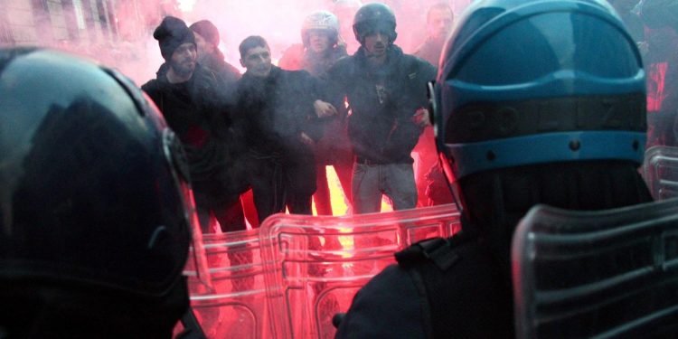 Tafferugli antagonisti-forze ordine a Firenze (Foto: Ansa, 2013)