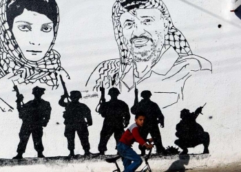 Murales in ricordi di Arafat a Ramallah nel 2014 (Ansa)