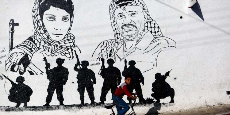 Murales in ricordi di Arafat a Ramallah nel 2014 (Ansa)