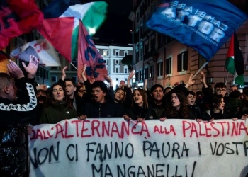 Giovani manifestano davanti al Viminale dopo le dichiarazioni di Mattarella (Ansa)