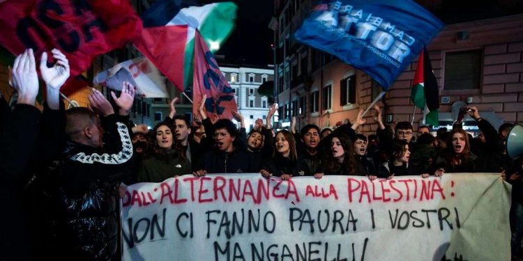 Giovani manifestano davanti al Viminale dopo le dichiarazioni di Mattarella (Ansa)