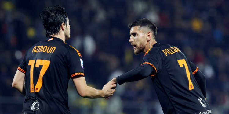 Sardar Azmoun con Lorenzo Pellegrini (Foto ANSA)