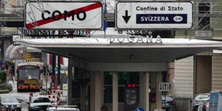 Il confine tra Italia e Svizzera (Ansa)