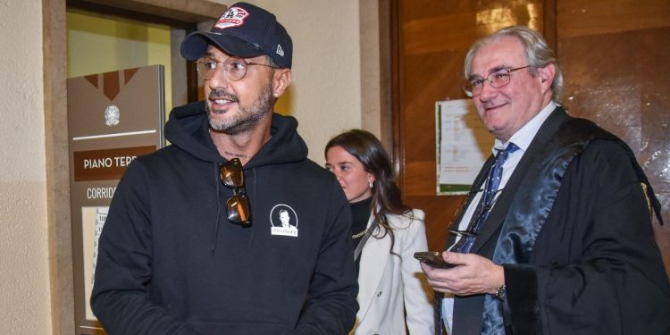 Fabrizio Corona con l’avvocato Ivano Chiesa al tribunale di Milano (Foto: 2023, ANSA/MATTEO CORNER)