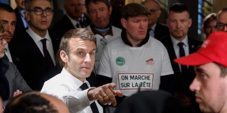 Emmanuel Macron con un gruppo di agricoltori francesi (Ansa)