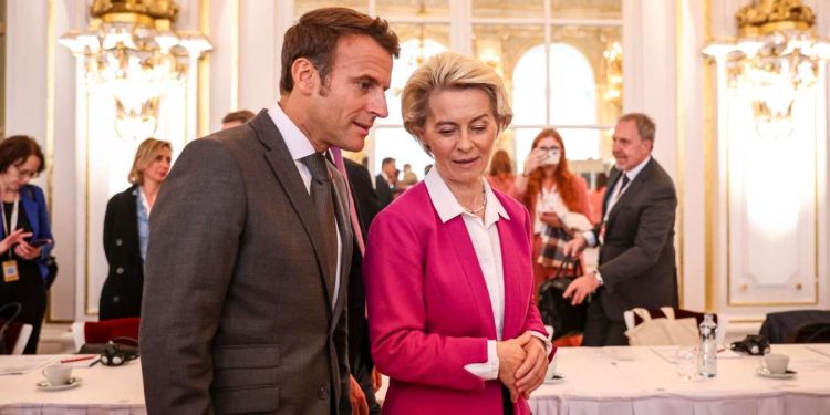 Emmanuel Macron e Ursula von der Leyen (Ansa)