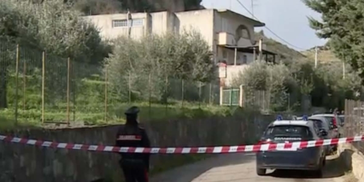 Carabinieri nella villa della strage ad Altavilla (Foto: Tgr Sicilia)