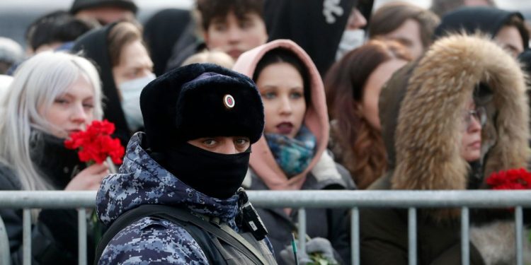 Mosca. Folla ai funerali di Aleksej Navalny (Ansa)