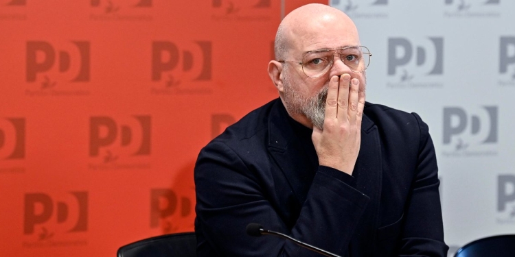 Stefano Bonaccini durante la Direzione Nazionale del Partito Democratico (Foto: 2024, ANSA/RICCARDO ANTIMIANI)