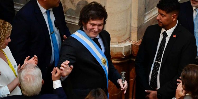 Il Presidente argentino Milei entra in Parlamento (Ansa)