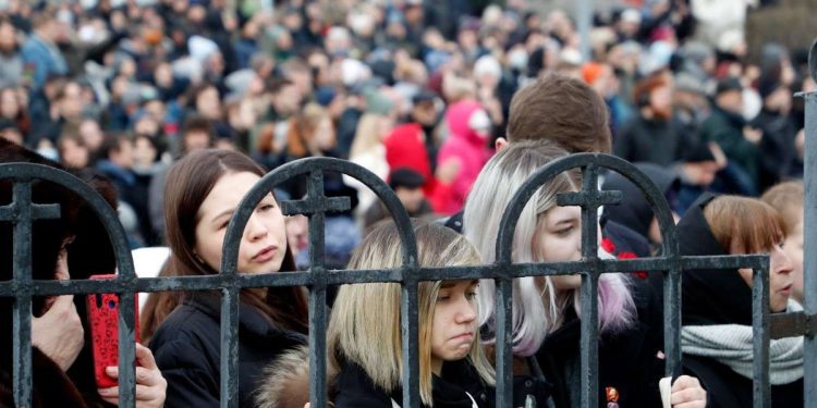 La folla radunata fuori dalla chiesa dell'Icona della Madre di Dio per i funerali di Navalny (Ansa)