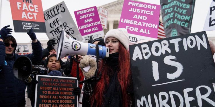 Attivisti pro-aborto radunati vicino alla Corte Suprema Usa (Foto, 2024: EPA/WILL OLIVER)