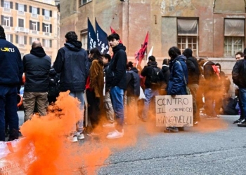 Protesta a Genova contro il Governo (Ansa)