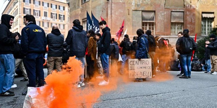 Protesta a Genova contro il Governo (Ansa)