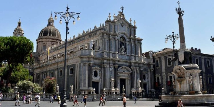 Piazza del Duomo a Catania (Foto di Taras Lazer da Pixabay)