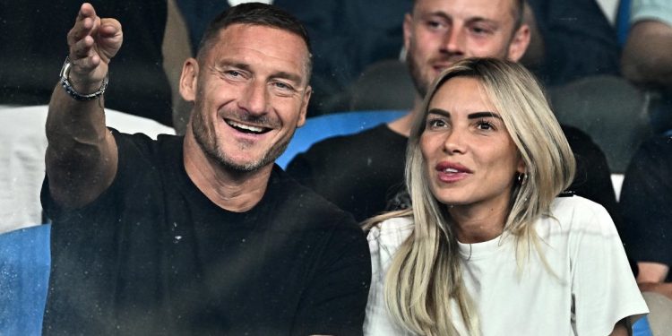 Francesco Totti e Noemi Bocchi allo stadio Ferraris per Genoa-Roma (Foto 2023: ANSA/LUCA ZENNARO)