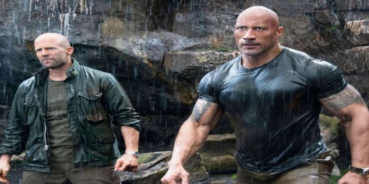 Jason Statham e Dwayne Johnson in una scena del film in prima serata su Italia 1 (Foto Web)