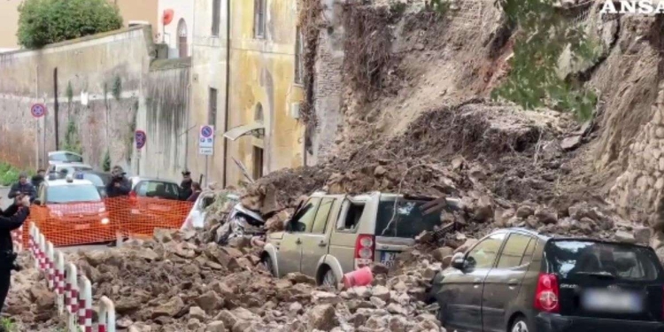 Roma: crolla muro in tufo alto 6 metri