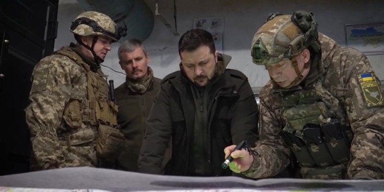 Volodymir Zelensky, presidente ucraino, al posto di comando avanzato sulla linea del fronte a Kupyansk, nella regione di Kharkiv, nel novembre 2023 (Ansa)