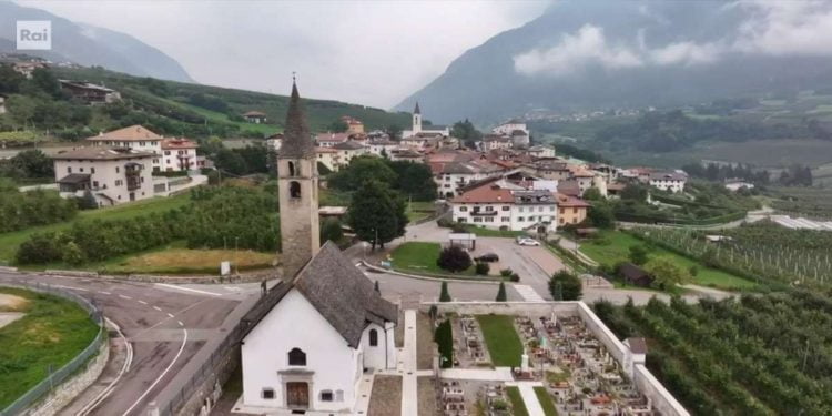 Un ripresa aerea di Caldes, finalista a Il Borgo dei Borghi 2024 (Screenshot)