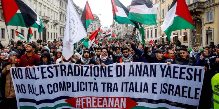 Corteo "Stop al genocidio in Palestina. Libertà per Anan Yaeesh" a Milano, 9 marzo 2024 (Foto: ANSA/MOURAD BALTI TOUATI)