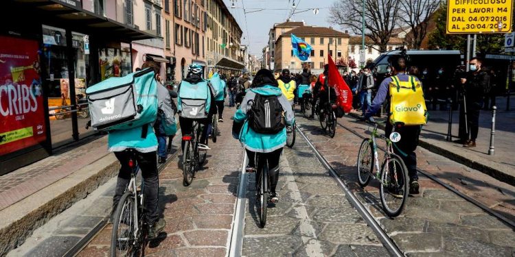 Una manifestazione di rider a Milano (Ansa)