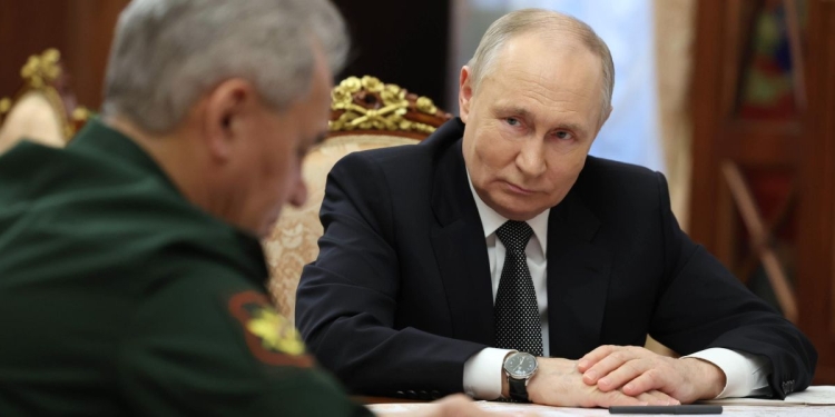 L'ex ministro della Difesa russo Sergej Shoigu con Vladimir Putin (Ansa)