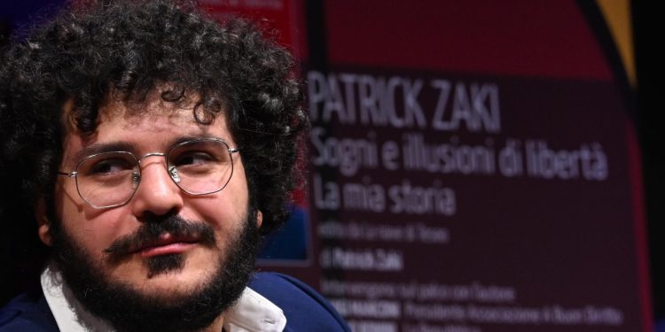 Patrick Zaki durante la presentazione del suo libro "Sogni e illusioni di libertà - La mia storia" (Foto 2023: ANSA/MAURIZIO BRAMBATTI)