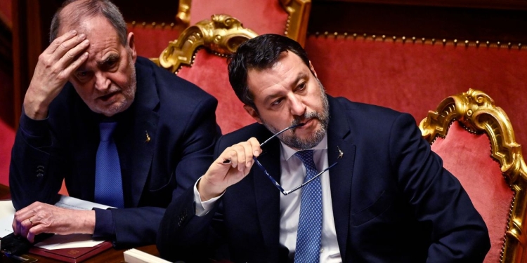 Roberto Calderoli, ministro delle riforme, e Matteo Salvini, ministro delle Infrastrutture (Ansa)