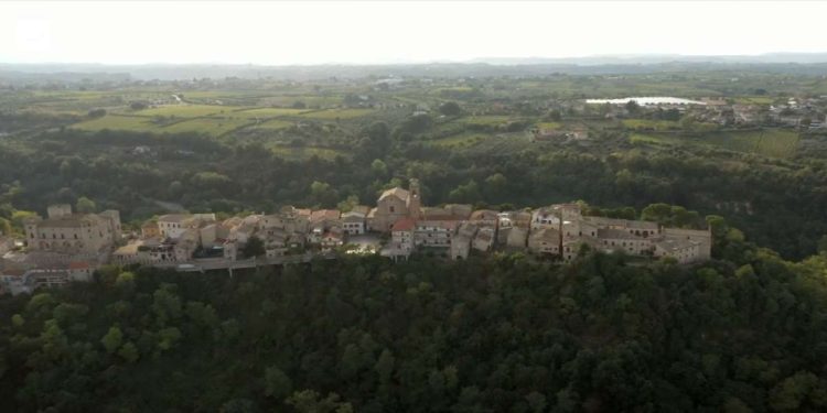 Un'immagine aerea di Crecchio, finalista a Il Borgo dei Borghi 2024 (Screenshot)