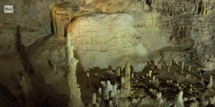 Un dettaglio delle Grotte di Frasassi  a Genga, finalista a Il Borgo dei Borghi 2024. (Screenshot)