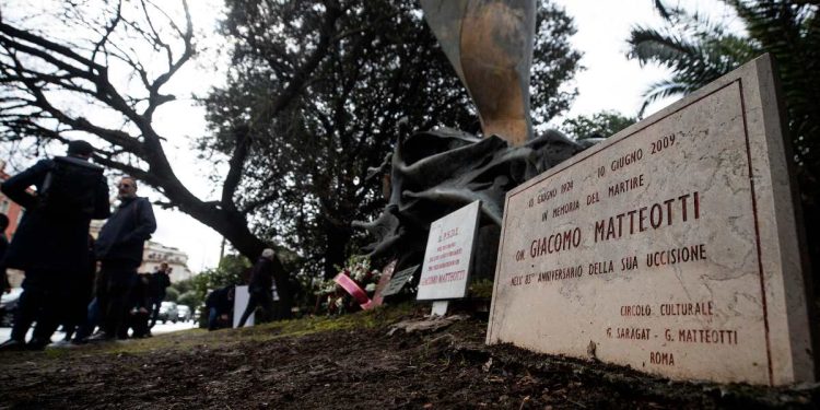 Il monumento in memoria di Giacomo Matteotti sul Lungotevere Arnaldo da Brescia (Foto 2024: ANSA/ANGELO CARCONI)