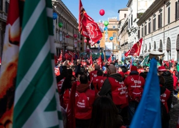 Una manifestazione sindacale a Roma (Ansa)