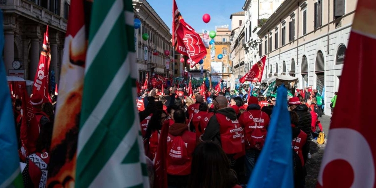 Una manifestazione sindacale a Roma (Ansa)