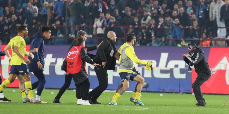 Follia a Trabzon: invasione dei tifosi e aggressione al Fenerbahçe (Foto ANSA)