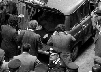 Il ritrovamento del cadavere di Aldo Moro in via Caetani a Roma, il 9 maggio 1978 (Ansa)