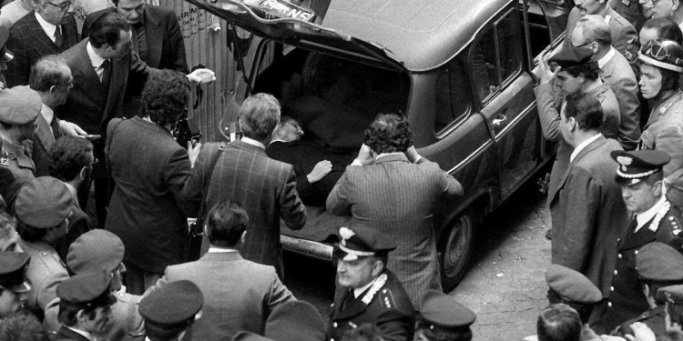 Il ritrovamento del cadavere di Aldo Moro in via Caetani a Roma, il 9 maggio 1978 (Ansa)