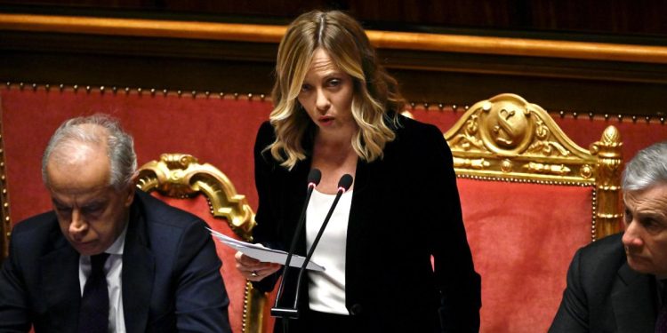 Giorgia Meloni, presidente del Consiglio, tra i ministri Matteo Piantedosi (s.) e Antonio Tajani (Ansa)